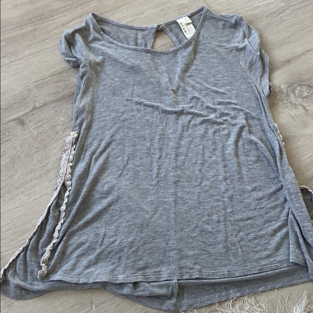 Basic grey shirt with unique details